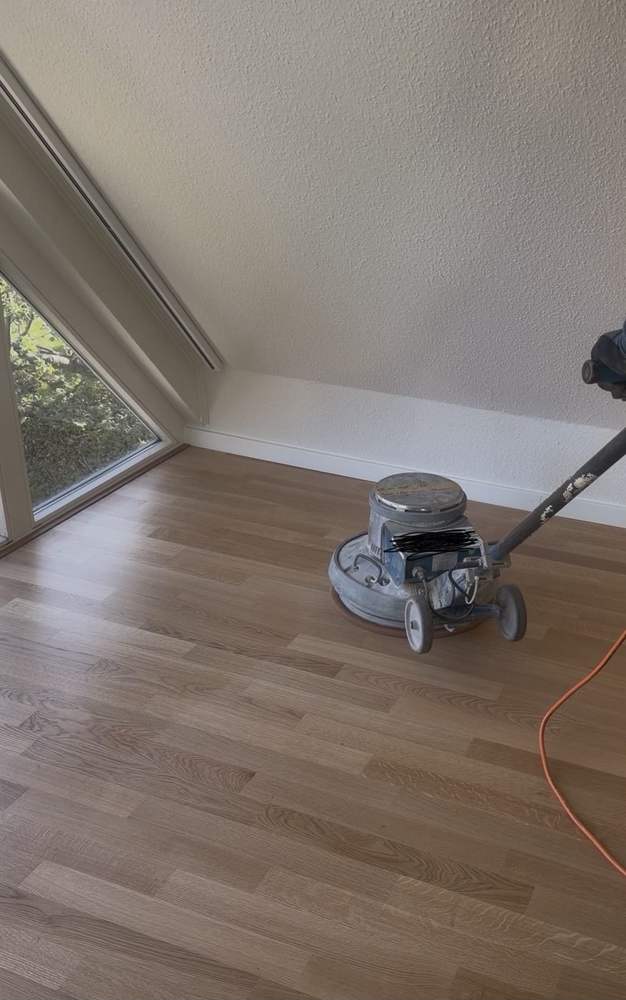 Parkett wird abgeschliffen und aufbereitet